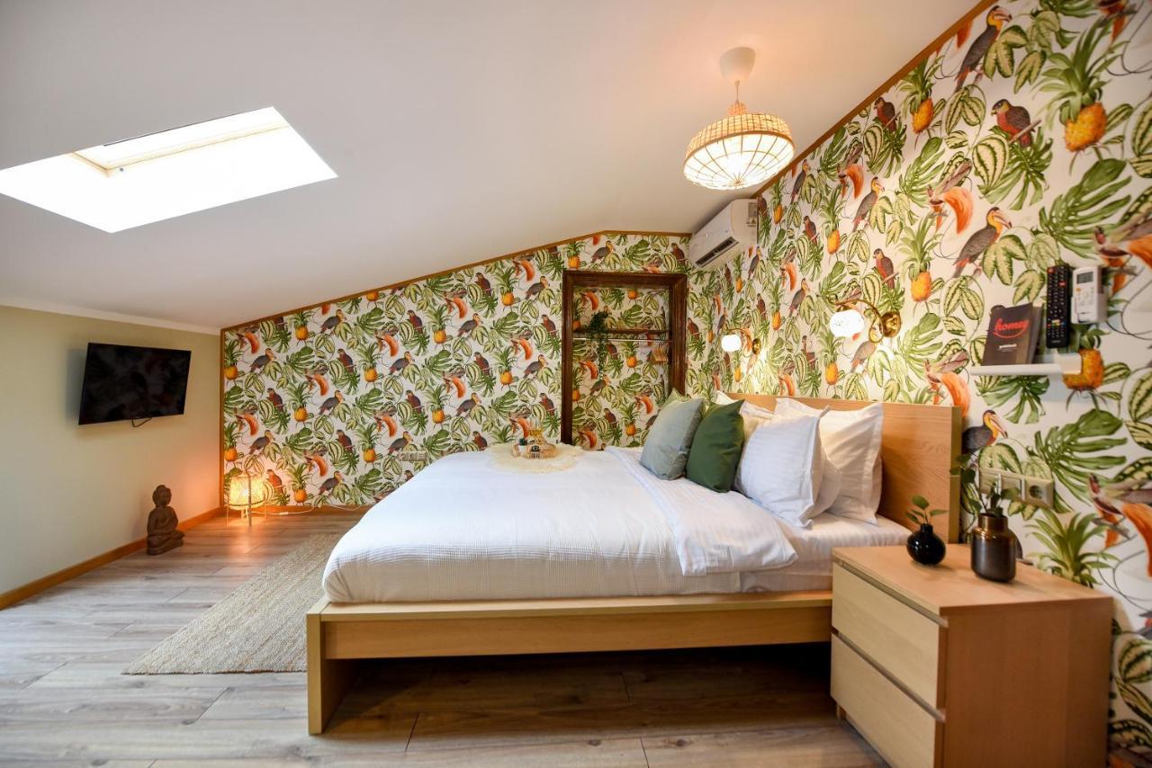 Plants Attic Studio - Location - Old Town Apartment